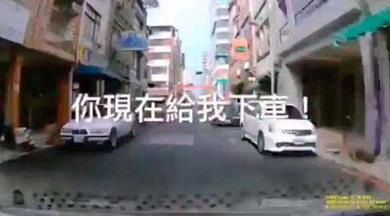 女車主被搶車要錢，氣得對歹徒怒吼。 圖：翻攝自當事人臉書影片