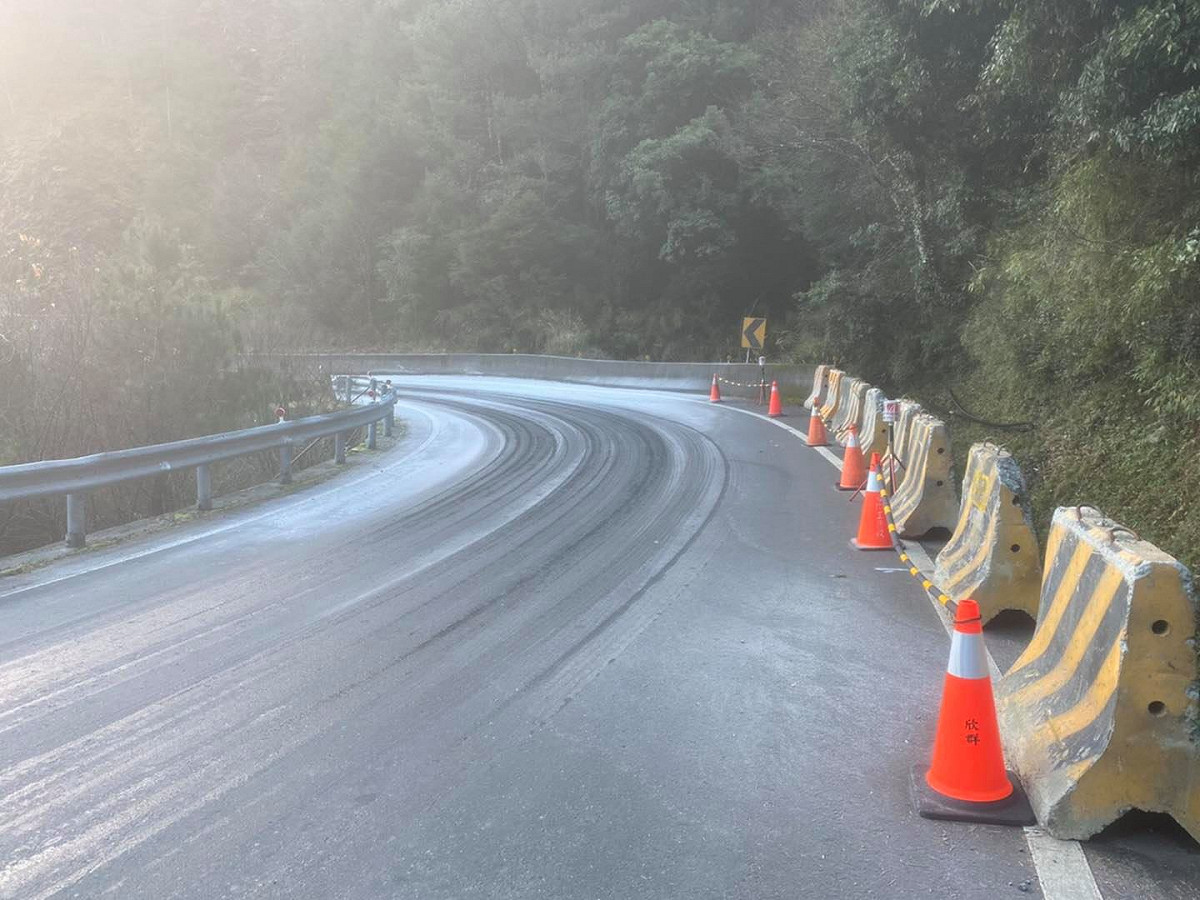 公路總局表示，考量到高山結冰、積雪及天候視線等因素，進行道路管制(圖為昨日台8線111.2K)。 圖：翻攝自中橫路況交通資訊站