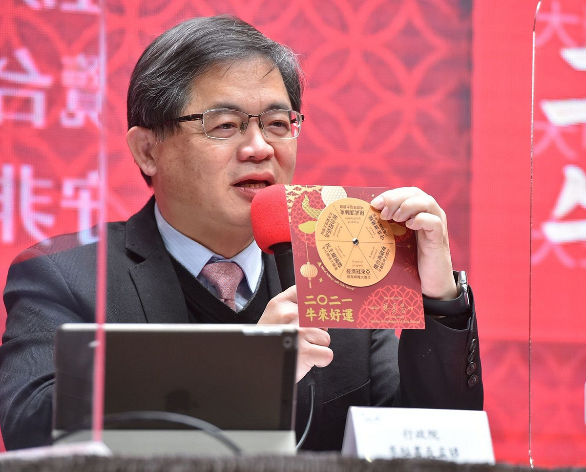 行政院秘書長李孟諺今（7）天展示政院新年賀卡。 圖：行政院提供