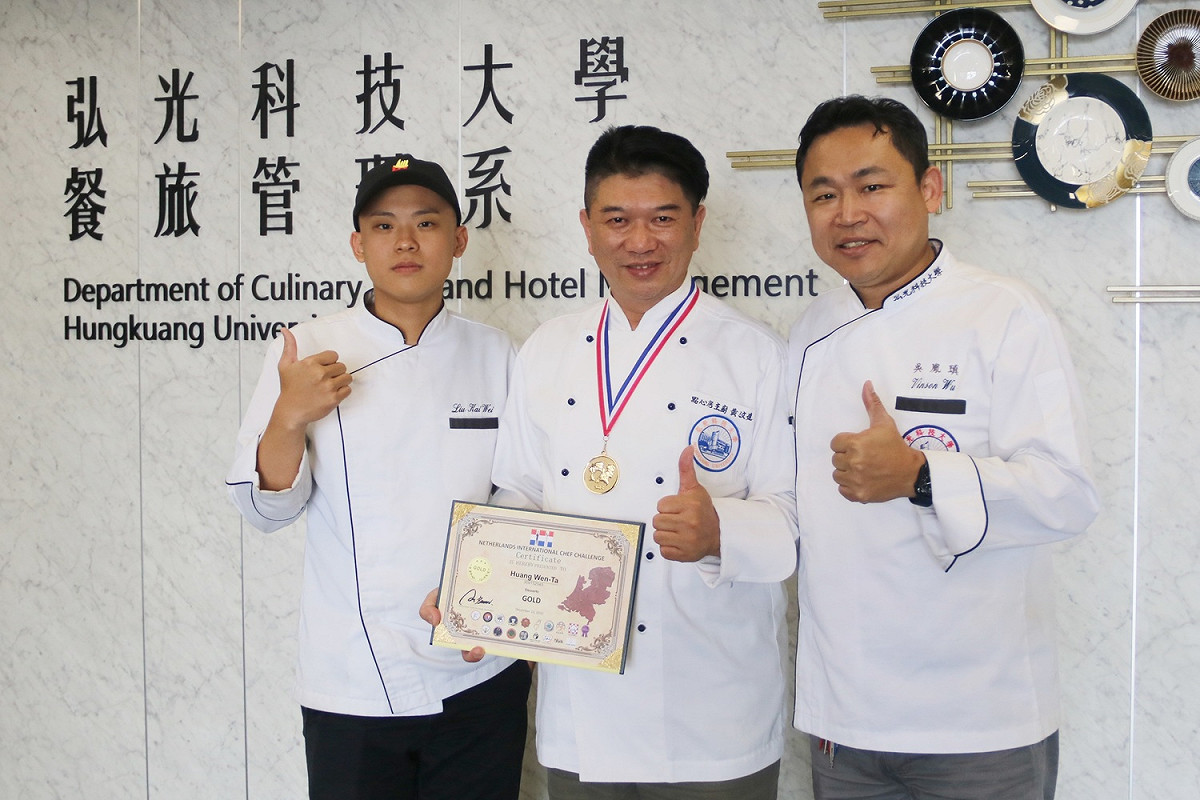 弘光餐旅系師生(左起)劉鎧瑋、黃汶達線上廚藝賽獲獎，與系主任吳胤瑱合影。 弘光科大/提供