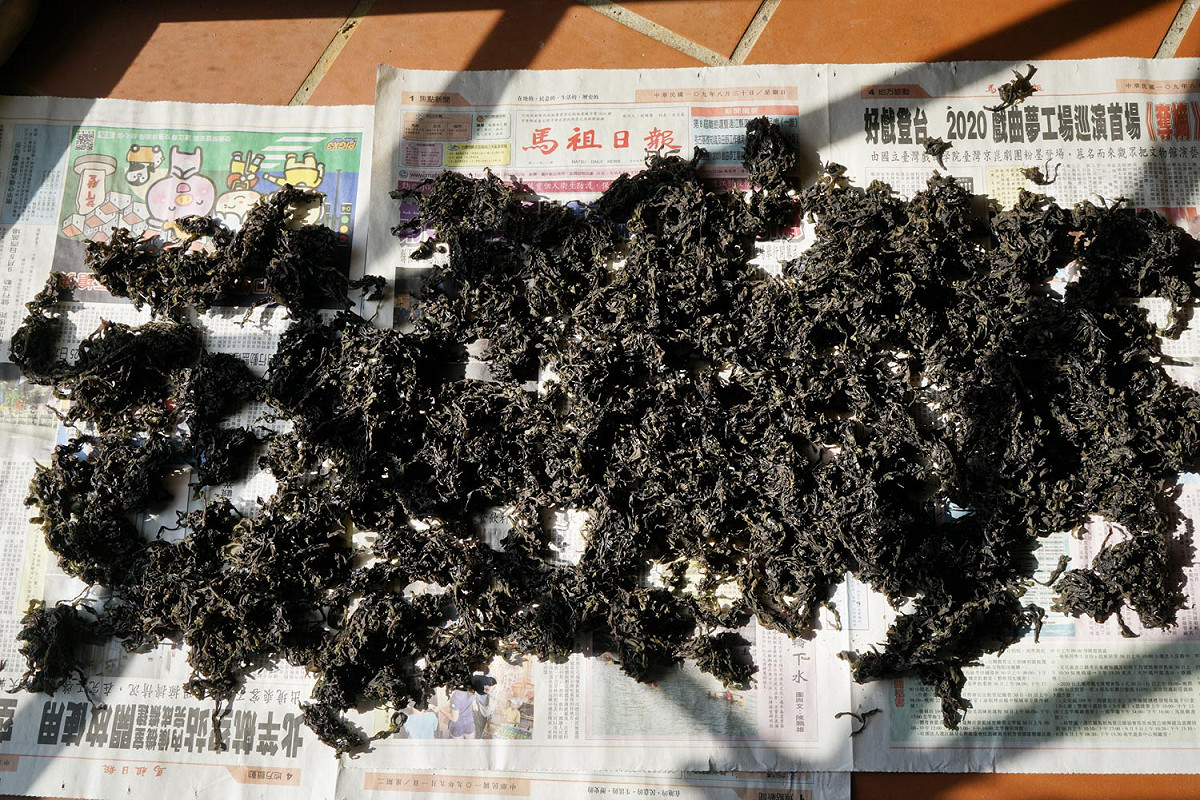 馬祖冬天風大但乾燥，採回來的紫菜曬兩天就乾了！風乾後，取一小搓紫菜加上東莒地產的蘿蔔和魚丸，簡單的料理滿溢著鹹鹹的海風和海的味道，是馬祖東莒冬季的常民美食。 圖：張良一/攝