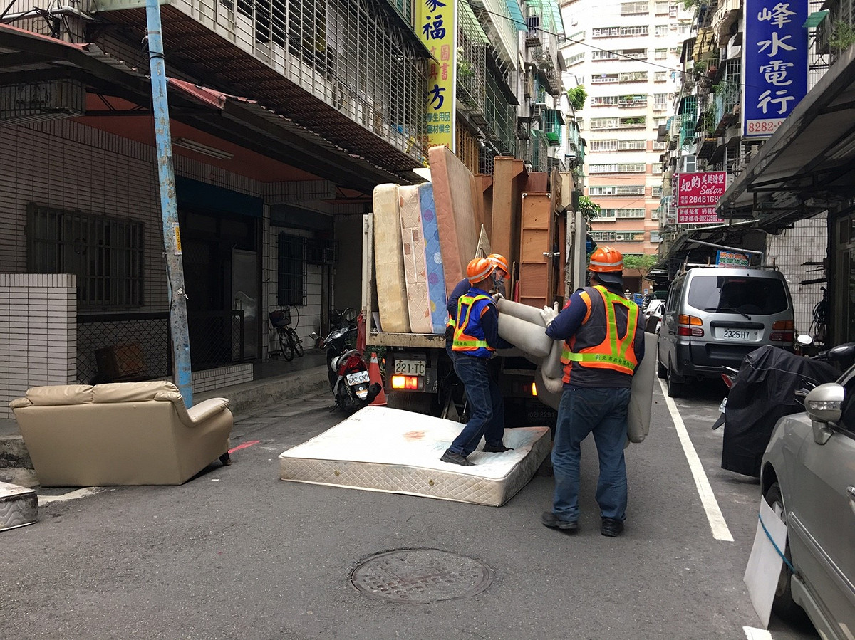 新北市環保局呼籲，巨大傢俱清運請必遵守與清潔隊約定的時間、及放置地點，切勿隨意棄置或提前搬出。  圖：新北市環保局提供