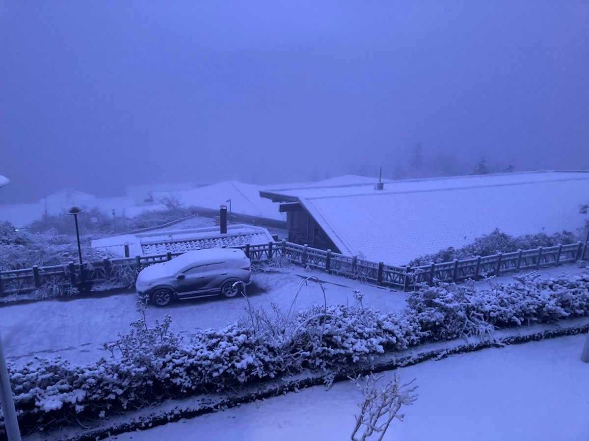位於宜蘭的太平山國家森林遊樂區已經降下瑞雪，園區變成雪白世界。 圖：翻攝自太平山國家森林遊樂區臉書