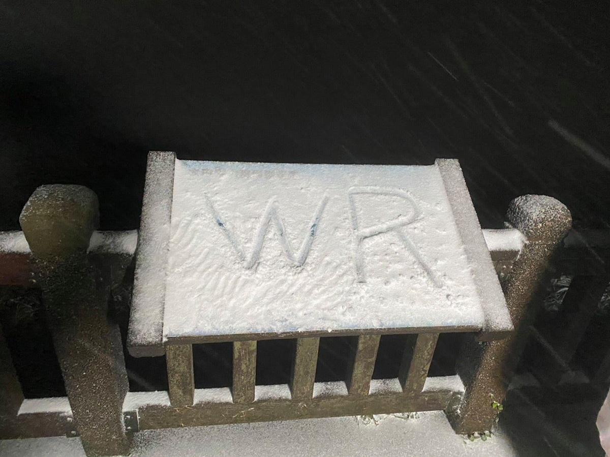 北部的大屯山8日凌晨開始飄雪，厚度達5公分，天氣風險WeatherRisk公司開直播，引起粉絲關注。 圖：翻攝自天氣風險WeatherRisk臉書
