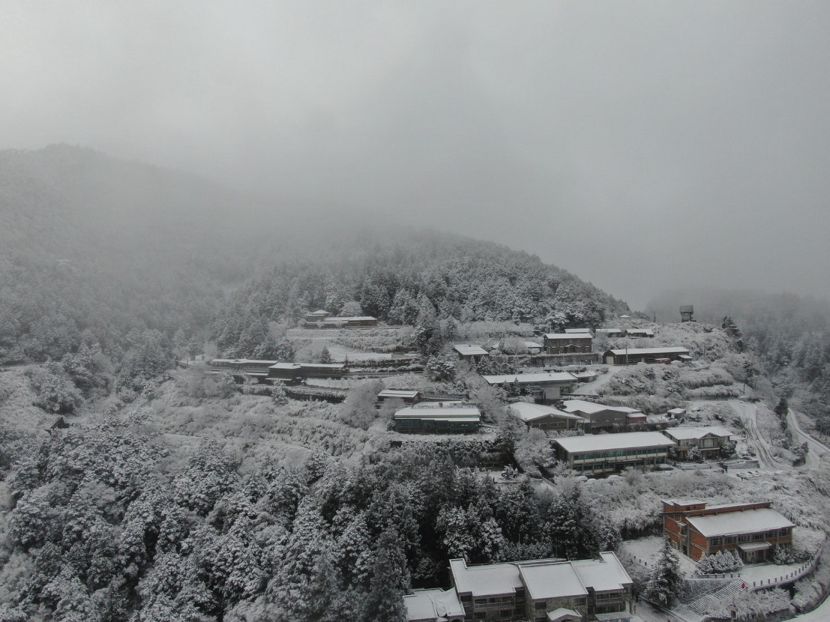 太平山昨日晚間便開始降雪，整座山頭一片雪白。 圖：翻攝自太平山國家森林遊樂區臉書