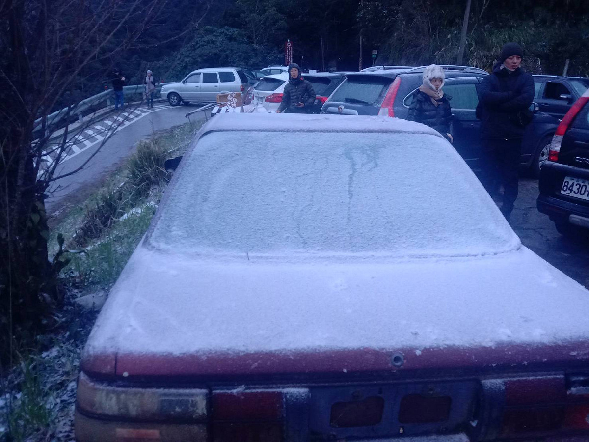 民眾上拉拉山賞雪，車子被白雪覆蓋。 圖：桃園市政府觀旅局/提供