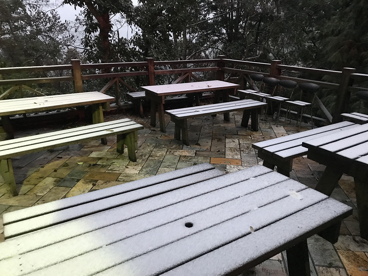 拉拉山飄雪，景區外的椅子被白雪覆蓋。 圖：桃園市政府觀旅局/提供