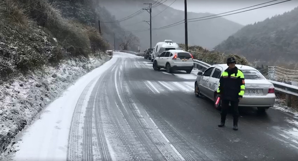 台7甲線思源埡口路段已降雪，和平警雪中實施交管維護安全。 圖：和平警察分局／提供