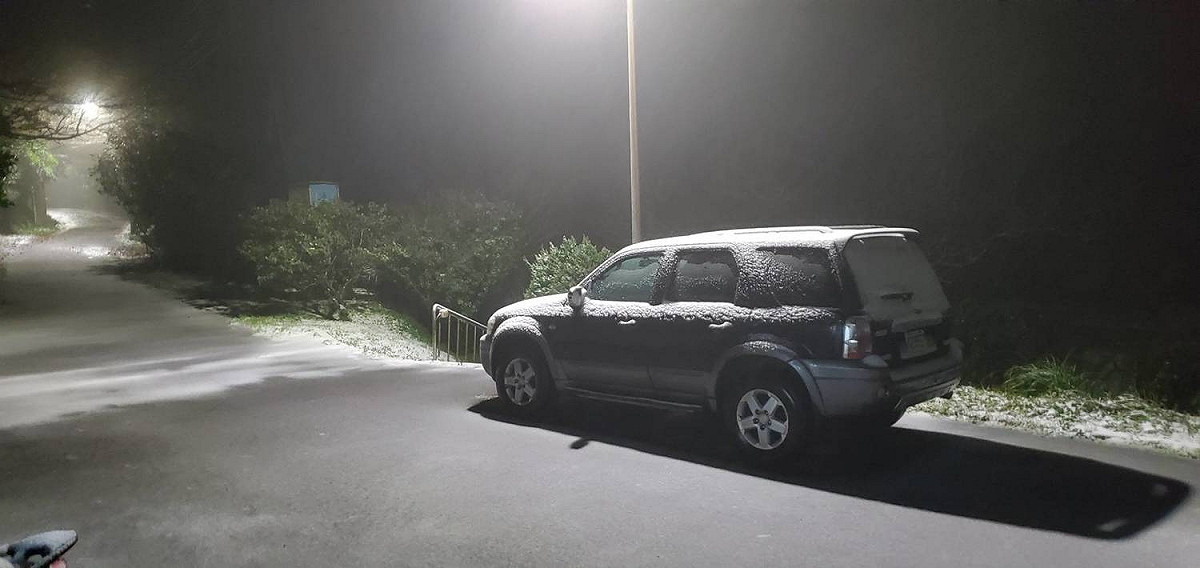 陽明山鞍部清晨有出現降雪。 圖：中央氣象局／提供