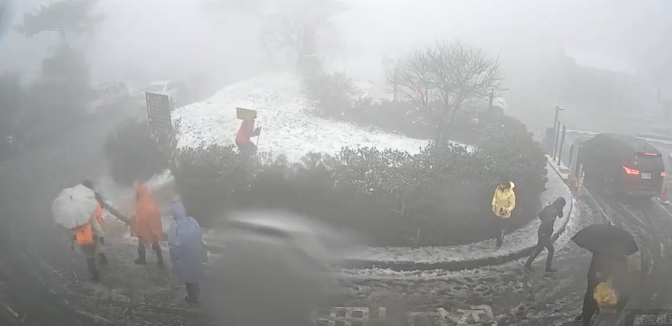 陽明山目前持續降雪，許多民眾不畏寒冷上山追雪。 圖：翻攝自陽明山國家公園二子坪停車場即時影像