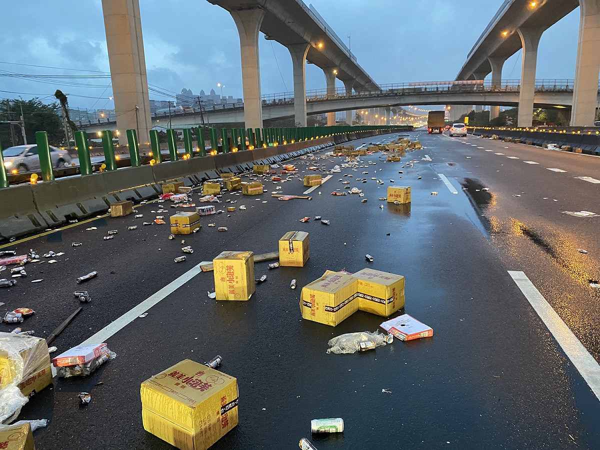 國1北上桃園段今晨發生貨車司機恍神自撞護欄車禍，車上貨物散落一地，造成後方車流回堵逾8公里，連桃園市區交通也大受影響。 圖：國道警察大隊/提供