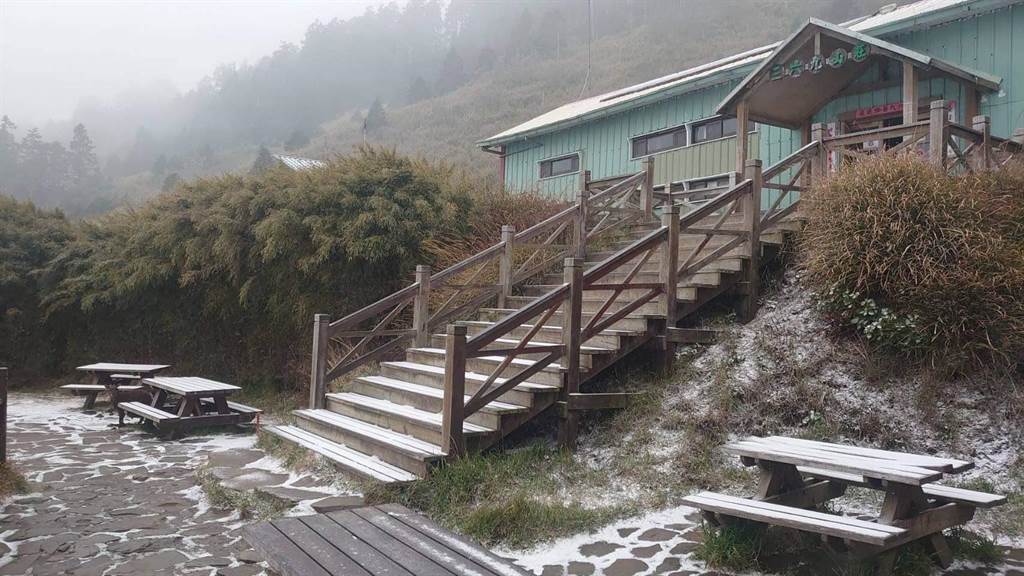 雪霸國家公園的369山莊於凌晨出現降雪。 圖：雪霸國家公園管理處／提供