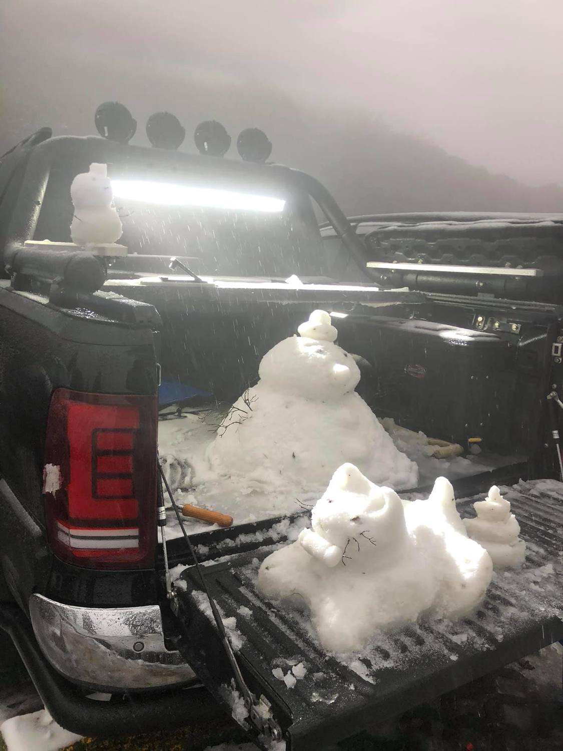 陽明山持續降雪，有民眾堆起創意雪人。 圖：白姓民眾／授權使用