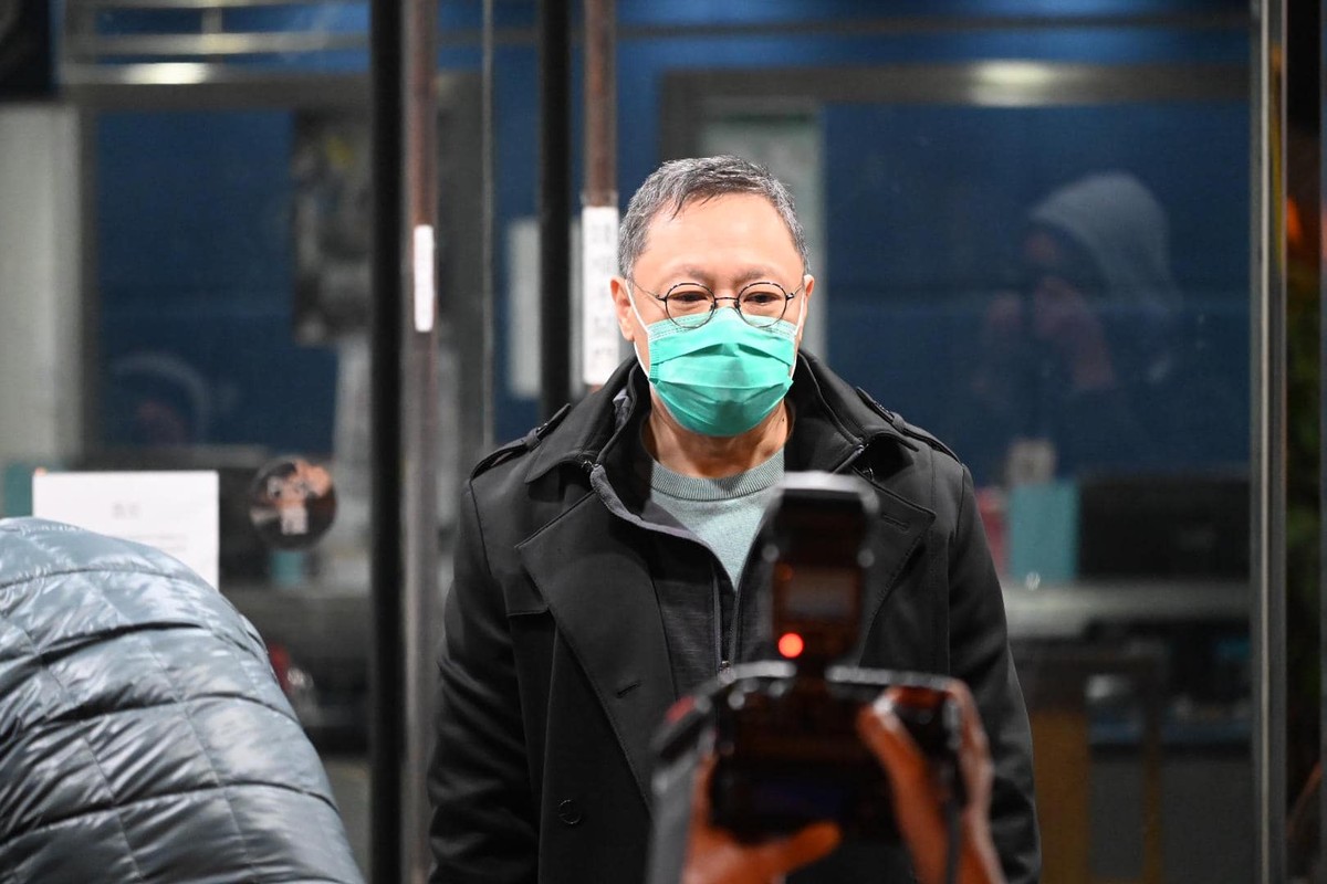 戴耀廷被扣查近 40 小時後步離馬鞍山警署。 圖/取自《立場新聞》