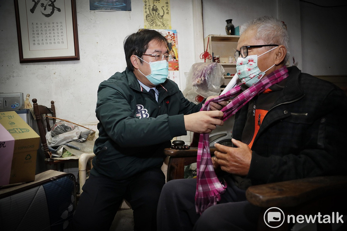 台南市長黃偉哲今日慰訪獨居長輩，並贈送適用的禦寒物資，為長輩在寒冬中送暖。 圖：台南市政府提供