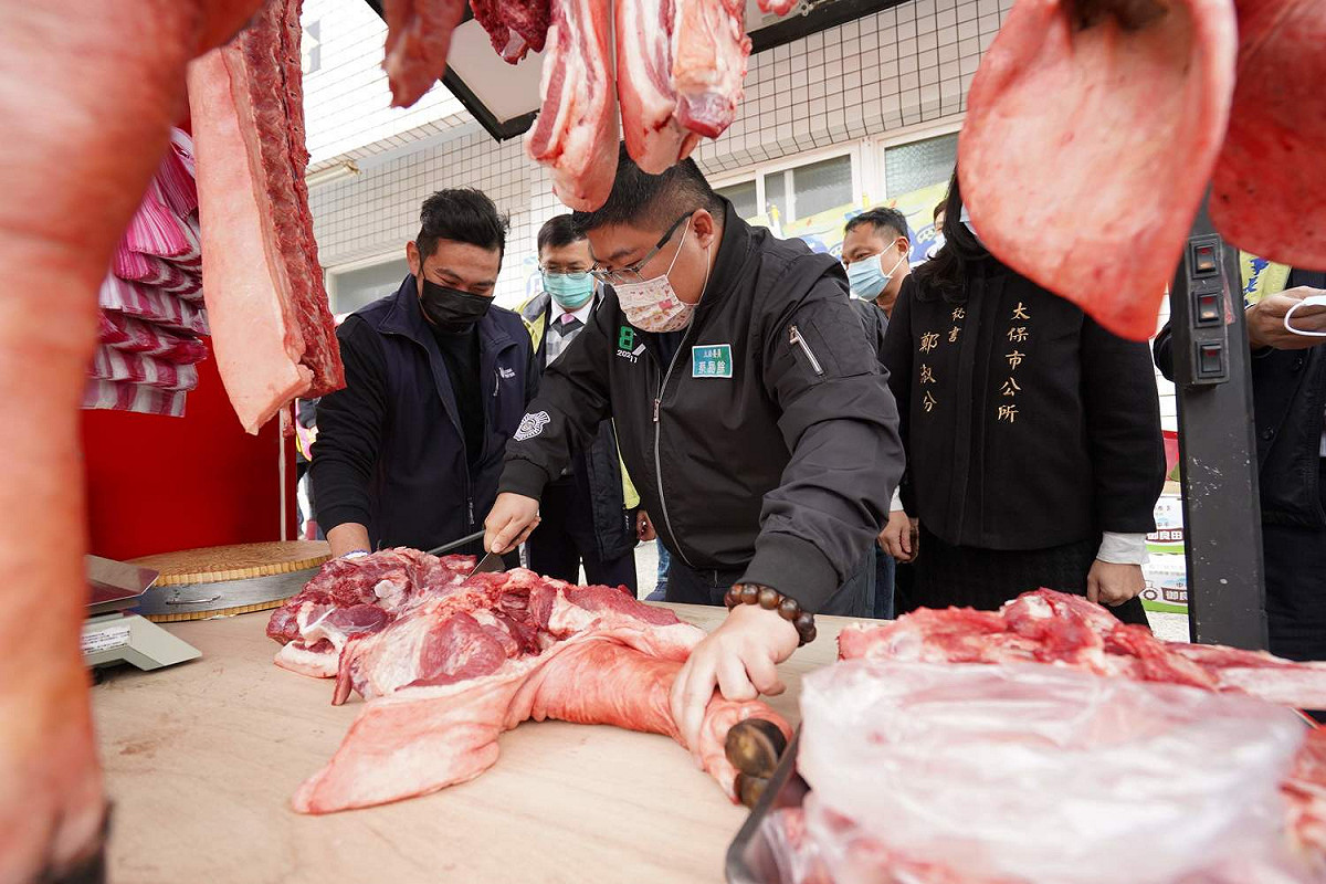 立委蔡易餘現場切豬肉，提供給社區老人食堂。 圖：立委蔡易餘服務團隊/提供