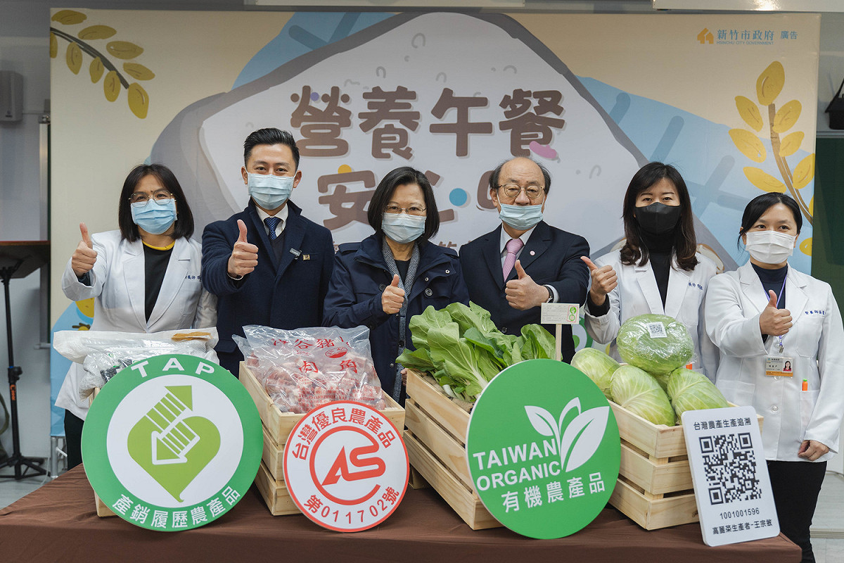 新竹市長林智堅、民進黨立法院黨團總召柯建銘等人，上午陪同蔡英文總統視察新竹市三民國小營養午餐。 圖/新竹市政府提供