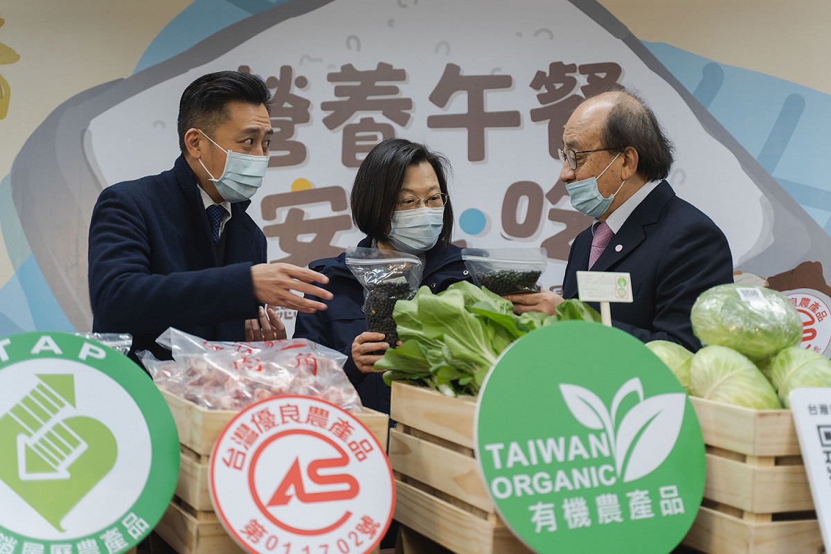 蔡英文總統（中）今（8）日前往新竹視察「新竹市東區三民國小附設幼兒園」暨訪視校園營養午餐，右為立法院民進黨團總召柯建銘，左為新竹市長林智堅。 圖：新竹市政府提供
