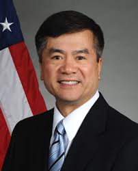 前美國駐中國大使駱家輝（Gary Locke）表示，川普支持者闖入美國國會山莊可能會影響美國在全球的地位，並稱「中國正在嘲笑我們」。 圖 : 翻攝自臉書