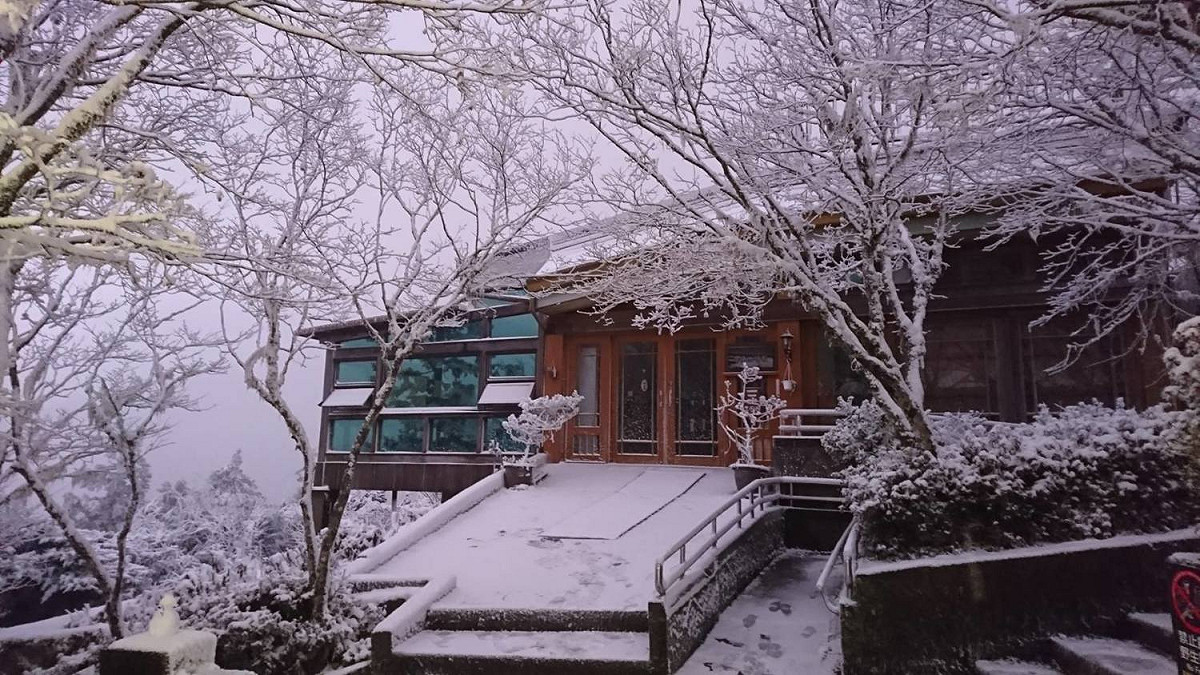 氣象局表示，寒流在今日午後轉為乾冷，不過太平山明日清晨還是有下雪的機會（圖為太平山今日雪景）。 圖：翻攝自太平山國家森林遊樂區臉書