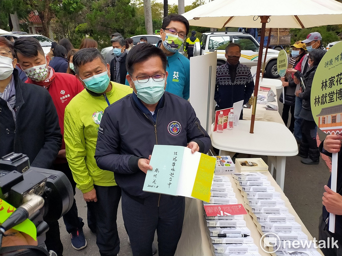 林佳龍在書的扉頁簽下「佳龍帶你遊台中」。 唐復年/攝