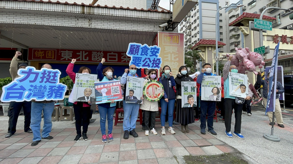 李哲華(右二)及曾麗燕(右五)帶頭呼籲高雄民眾踴躍參與雙公投連署。 圖：國民黨高雄市黨部/提供