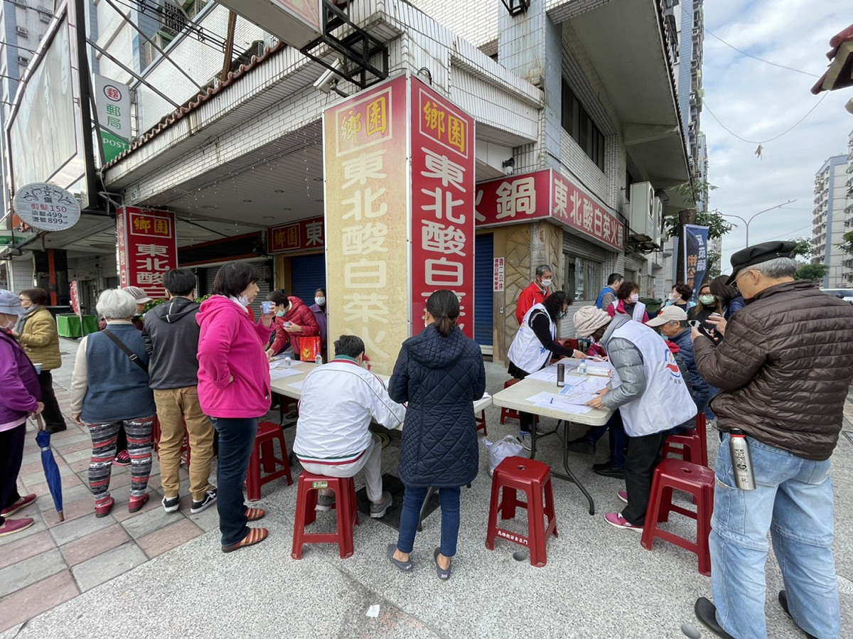 設於前鎮君毅社區的連署點簽署民眾踴躍。 圖：國民黨高雄市黨部/提供