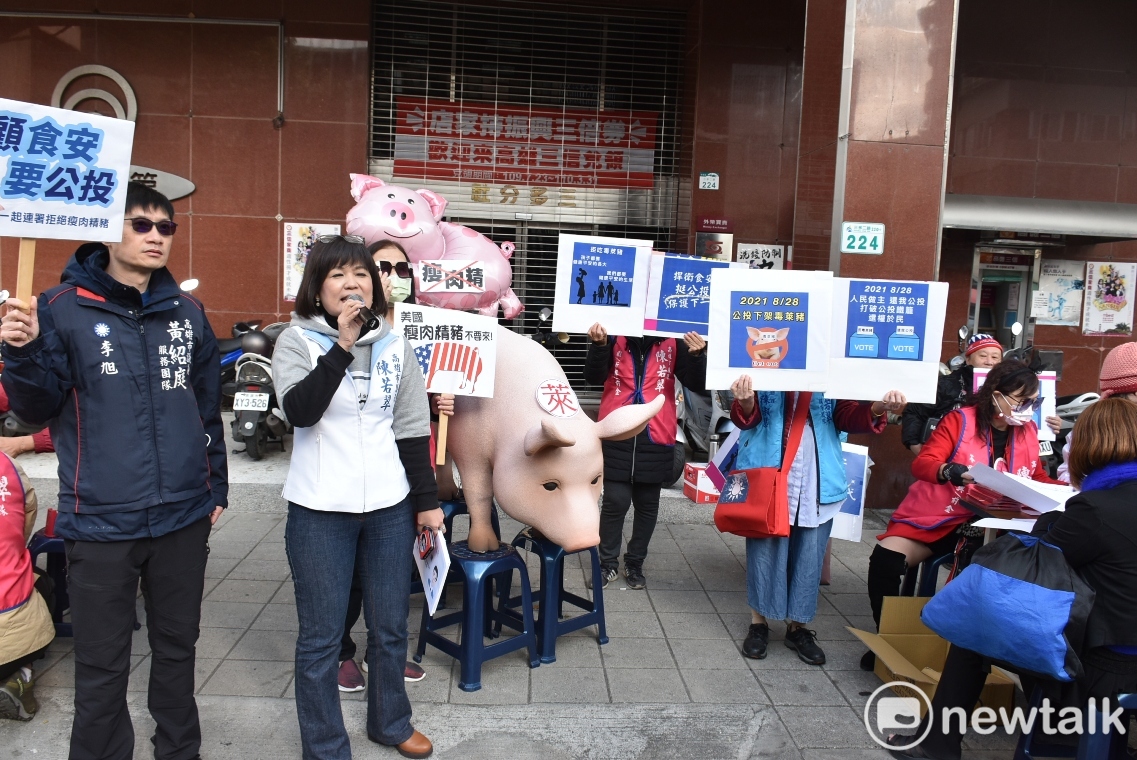 高雄市議員陳若翠帶著道具萊豬到場，呼籲民眾踴躍簽連署書。 圖：孫家銘/攝