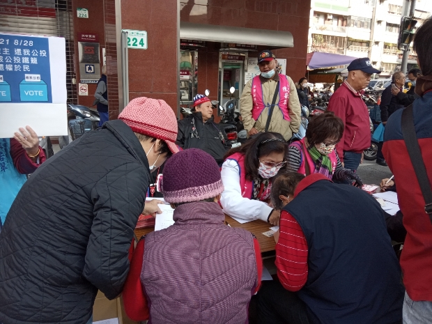 到場簽署的大多是上了年紀的民眾。 圖：孫家銘/攝