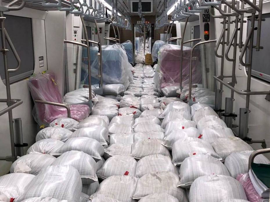 EMU901樣車編組在1月4、5、6日三天在各車上裝載沙袋，模擬車上載滿旅客的狀況。 圖：台鐵局／提供