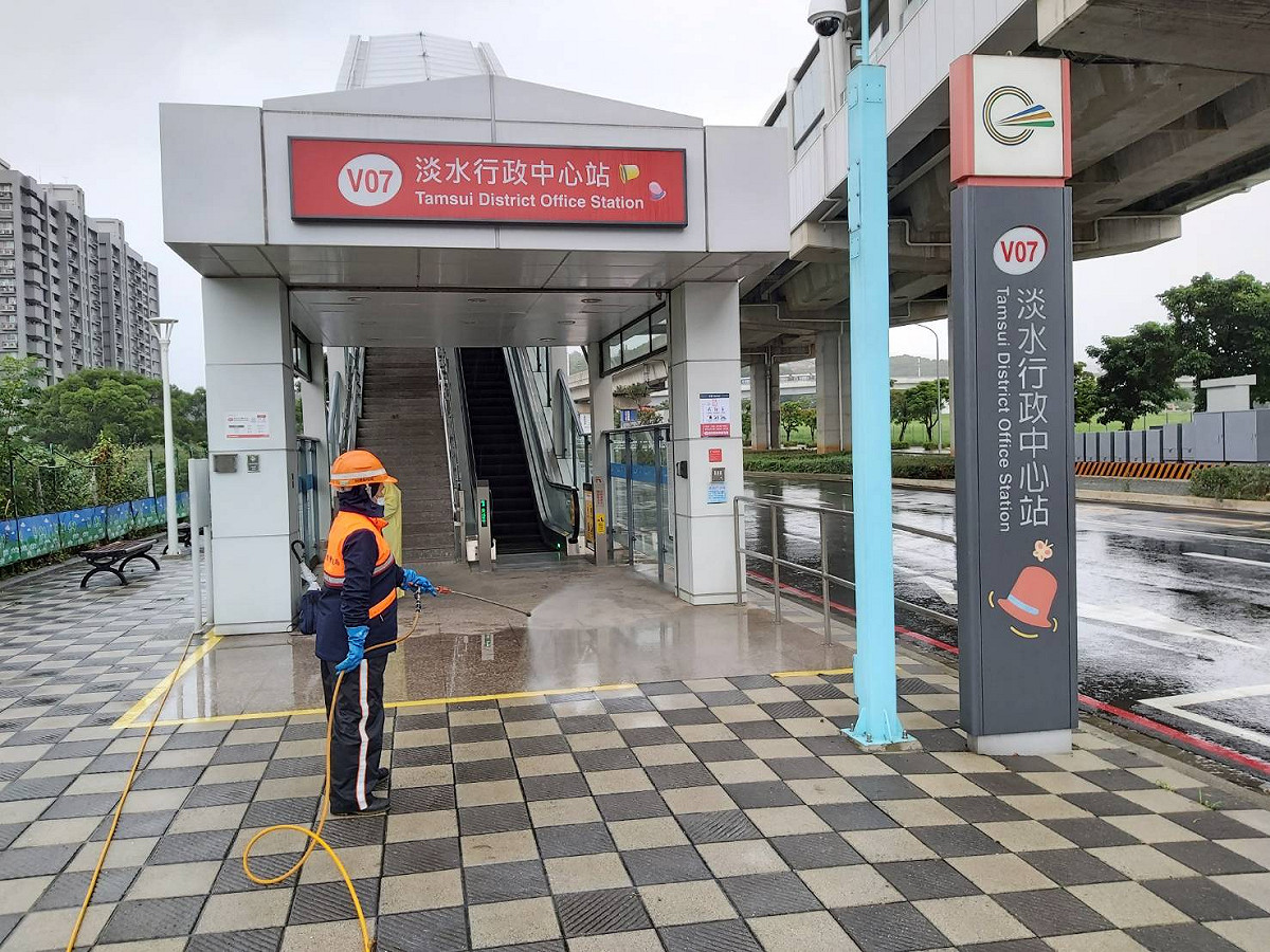 新北市組成防疫消毒大隊針對全市交通場站、市集與觀光景點、娛樂場所、學校、公務機關等地點及周遭公共環境，每月執行至少1次消毒作業。  圖：新北市環保局提供