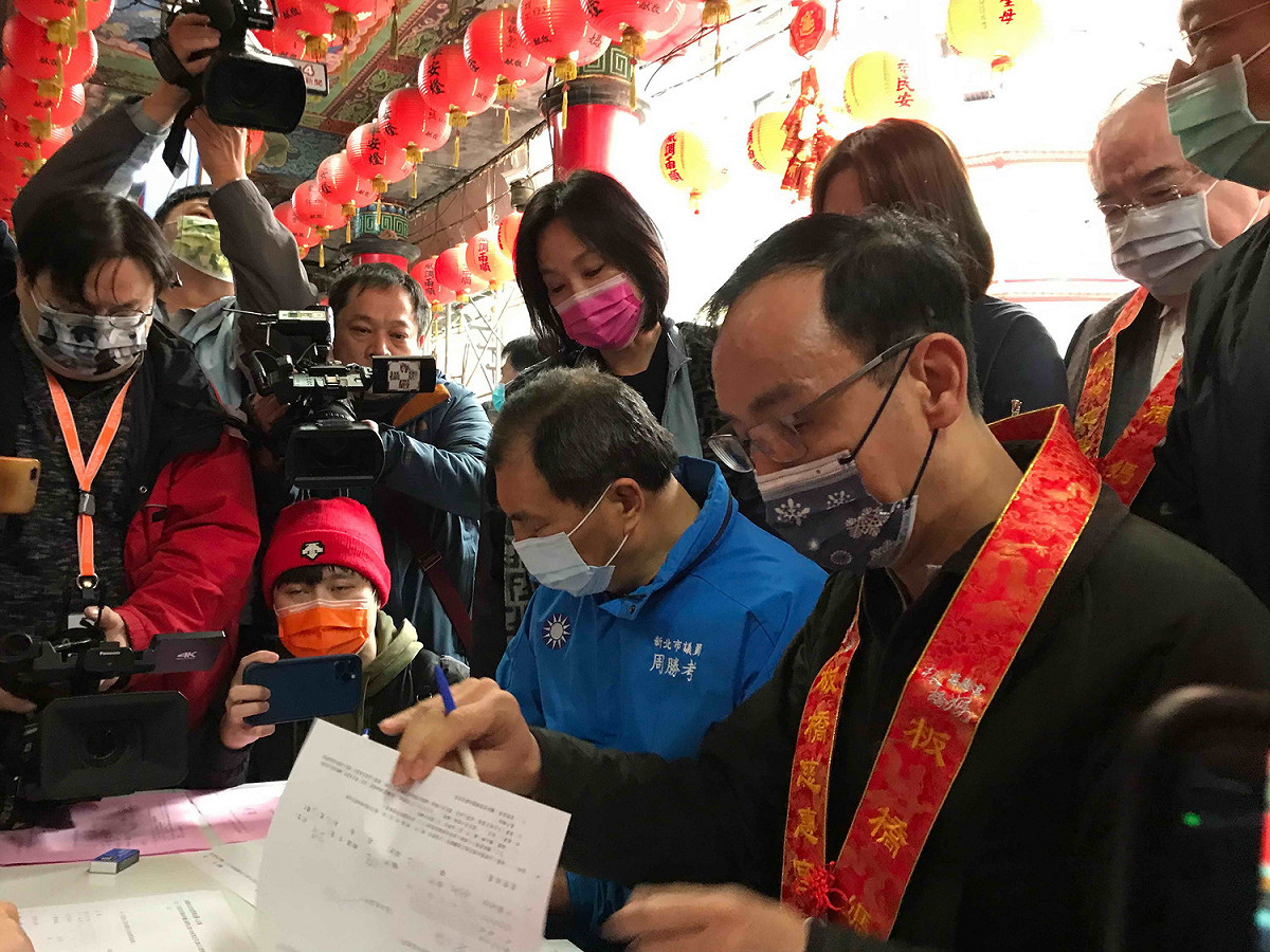 朱立倫、國民黨新北市議會黨團書記長周勝考等人一起簽連署書。  圖：國民黨新北市黨部提供