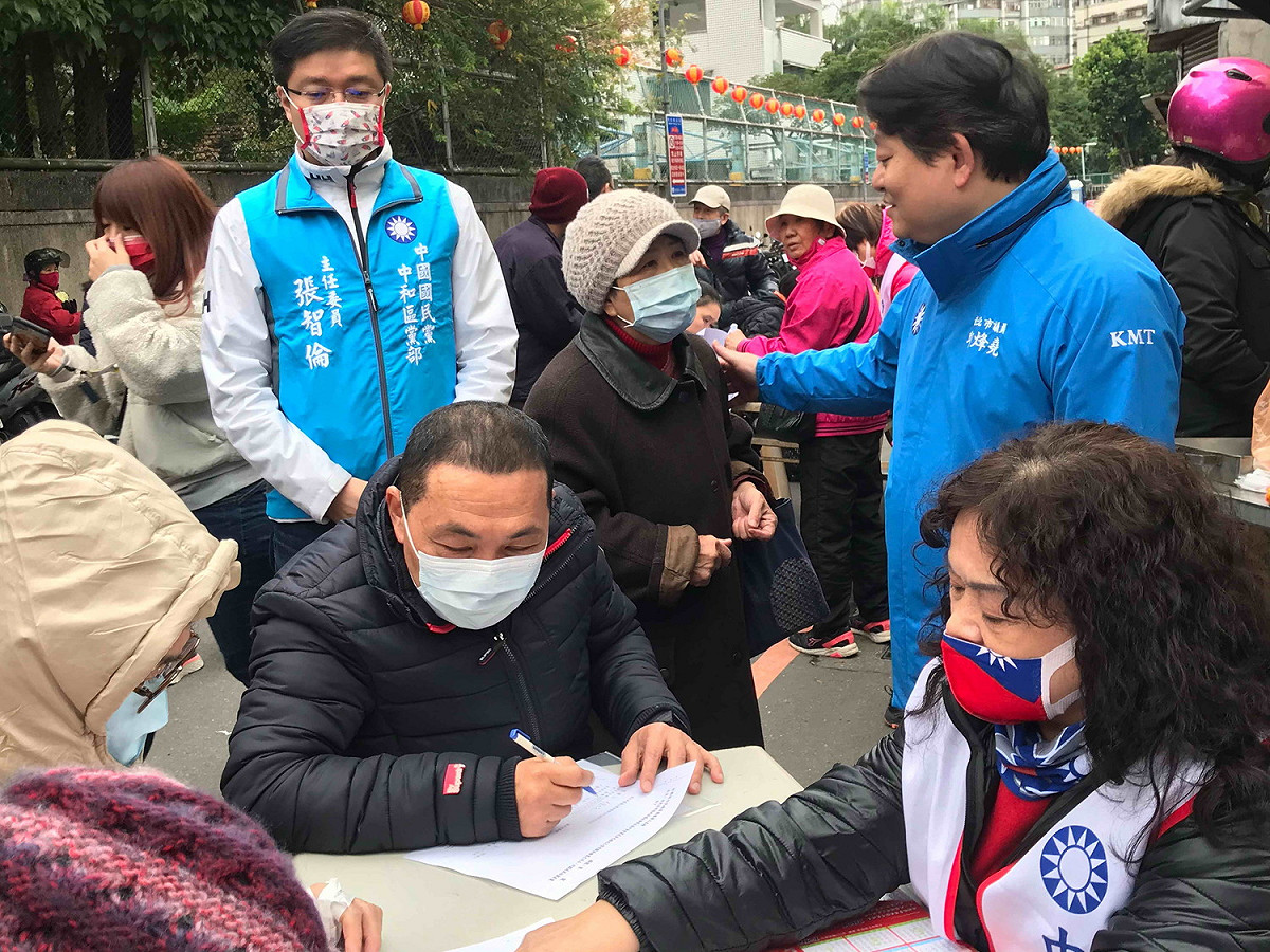 侯友宜到中和枋寮市場簽連署書，市議員邱烽堯、中和區黨部常張智倫都到場。 圖：國民黨新北市黨部提供