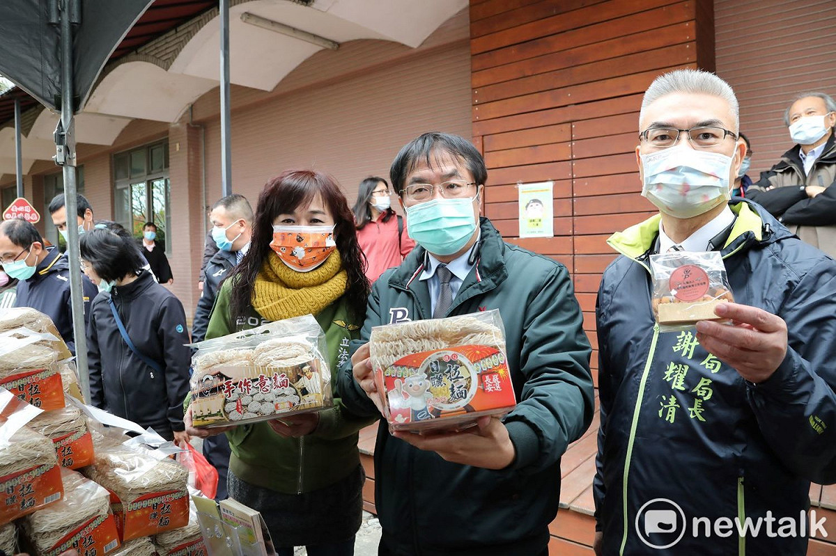 台南市政府農業局與大成長城公司共同舉辦「大成相挺新農人　安心歡聚好食光」年貨市集活動，台南市長黃偉哲到場採購公益商品日曬拉麵、愛心零錢包、仙人掌等，支持在地企業、青農與公益活動。 圖：黃博郎／攝