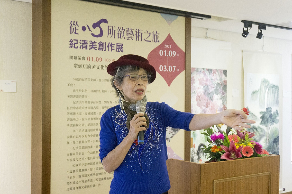 紀清美老師與貴賓分享創作心得，手中拿的是她親手製作的小朵百合。 圖：萬和宮/提供