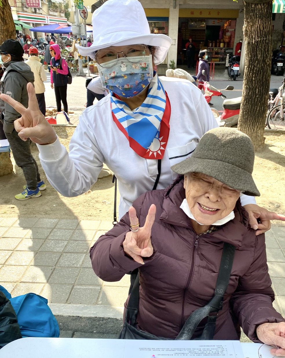 年近百歲的莊奶奶為了下一代的健康，也冒著寒風來東區崇誨市場參加連署，讓在場人士敬佩不已。 圖：國民黨台南市黨部提供