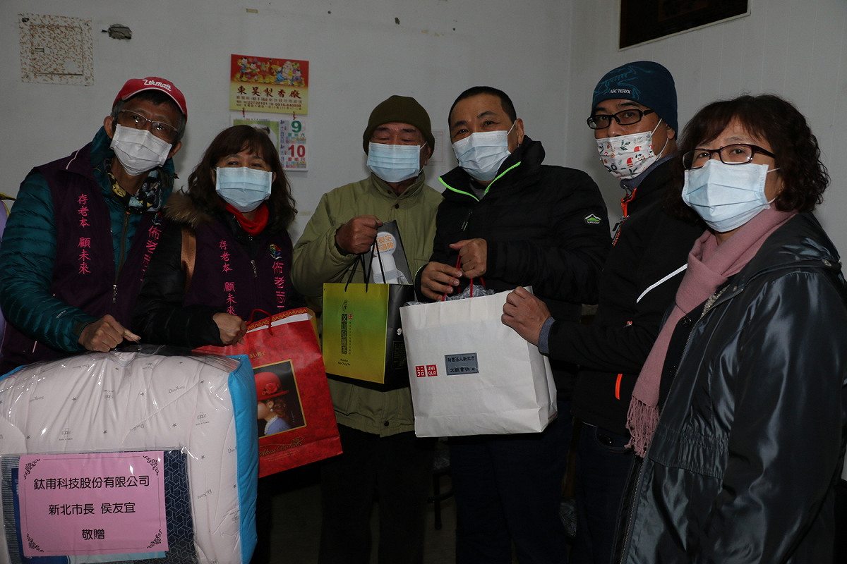 侯友宜帶著禦寒物資探視獨老阿榮 左為佈老志工張麗淑、陳守德。  圖：新北市社會局提供