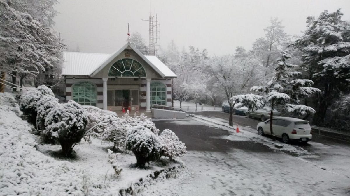 台東海拔2312公尺的「向陽派出所」雪白一片。 圖/向陽派出所提供