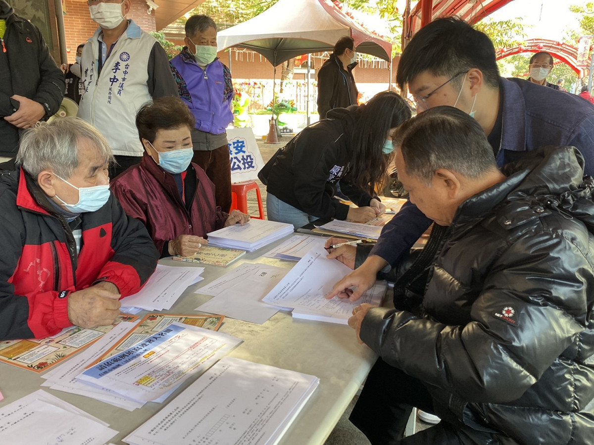 現場連署情況熱烈。 圖 : 國民黨台中市黨部/提供