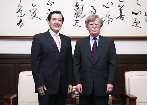 總統府於2009年1月6日發出現任總統馬英九接見卸任的美國駐聯合國大使波頓 圖：總統府 / 提供（資料照片）