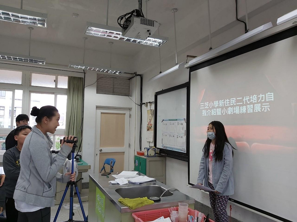「小小網紅創意課程」學生正在自我介紹練習展示。  圖：新北市教育局 / 提供