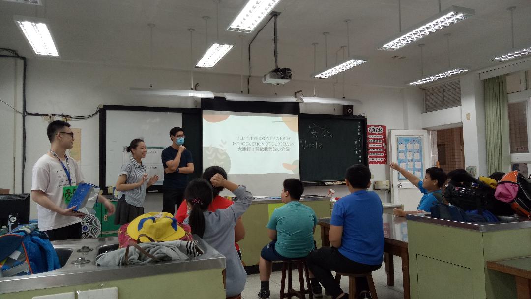 「小小網紅創意課程」臺科大團隊正在指導學生拍攝運用技巧。  圖：新北市教育局 / 提供