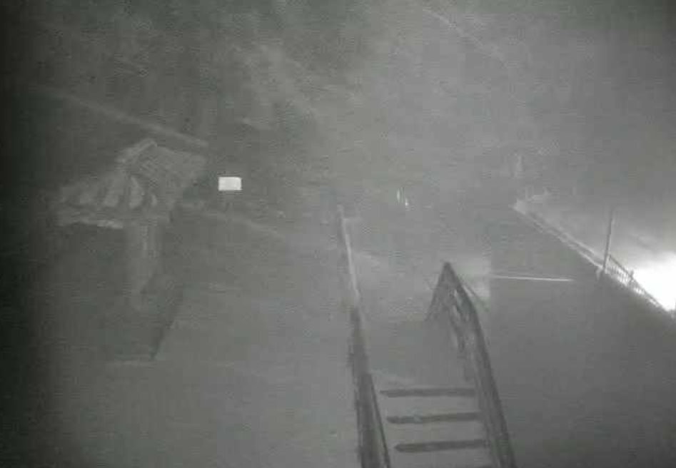 根據合歡山監視器即時影像，武嶺亭持續下雪中，地上再度鋪滿厚厚白雪。 圖：合歡山遊客服務中心／提供