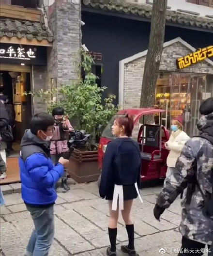 陳妍希一身學生妹的裝扮，不禁讓人覺得是「沈佳宜」再現。 圖：取自吃瓜鵝天天爆料微博