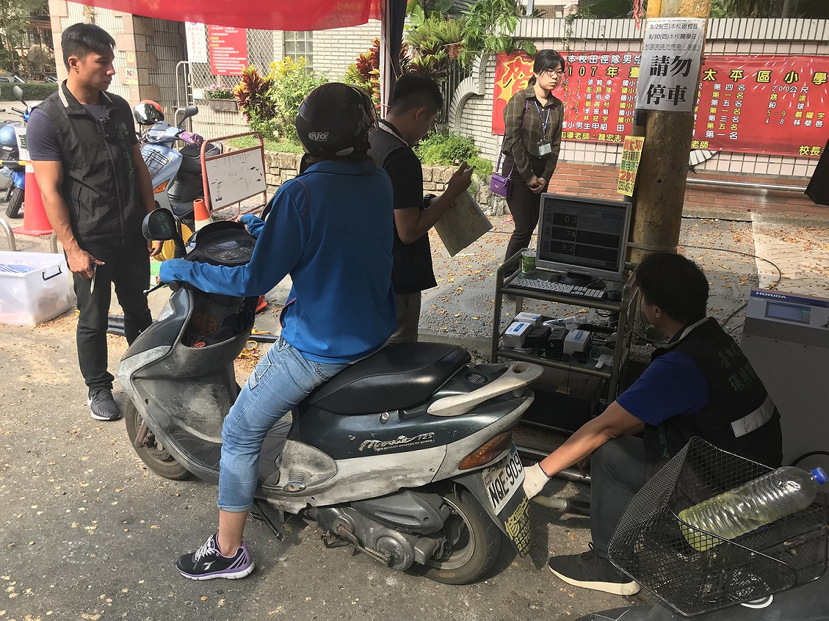 中市環保局攔檢烏賊車。 台中市政/提供