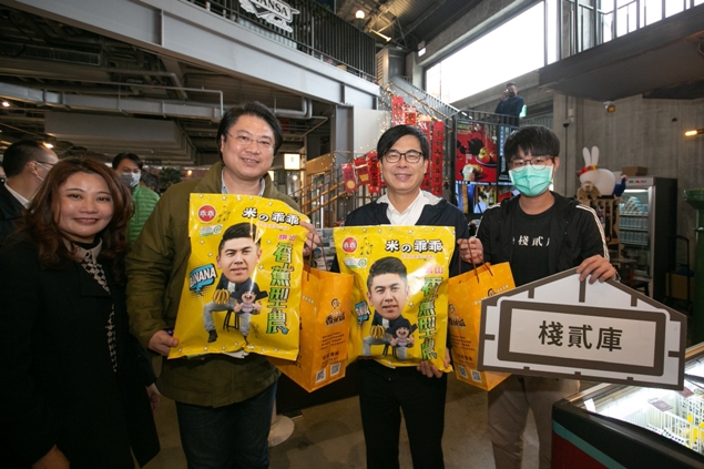 陳其邁(右二)與林右昌(左二)同逛棧貳庫。 圖：高雄市政府/提供