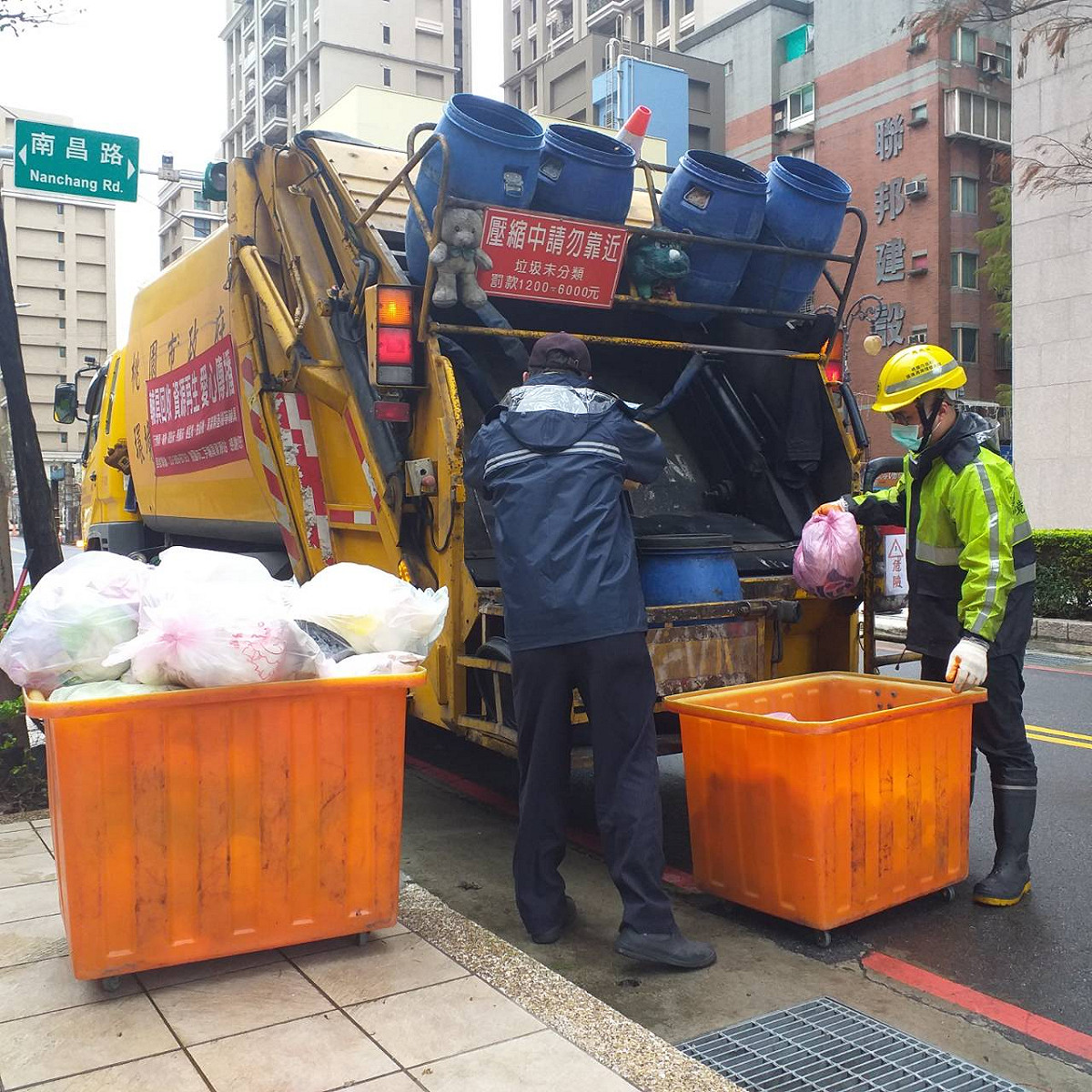 配合家戶年節大掃除，桃園市「環境清潔週」將於2/4正式展開，另外春節垃圾清運時間已出爐，民眾可至市府環保局官網查詢。 圖：桃園市政府環保局/提供