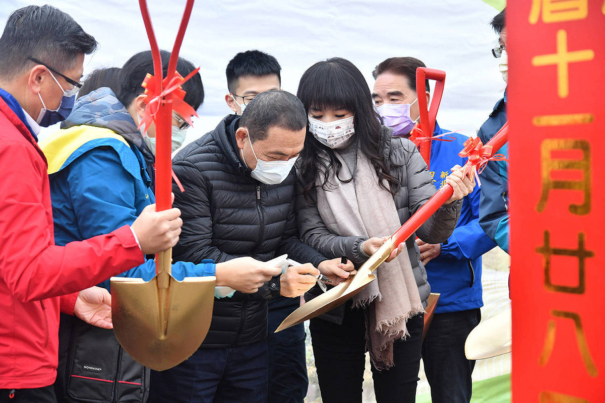開工典禮後，民眾一擁而上，搶著要開工的金鏟子，並請侯友宜在金鏟簽名，非常熱鬧；市議員蔡淑君在一旁幫民眾要簽名。  圖：新北市政府提供