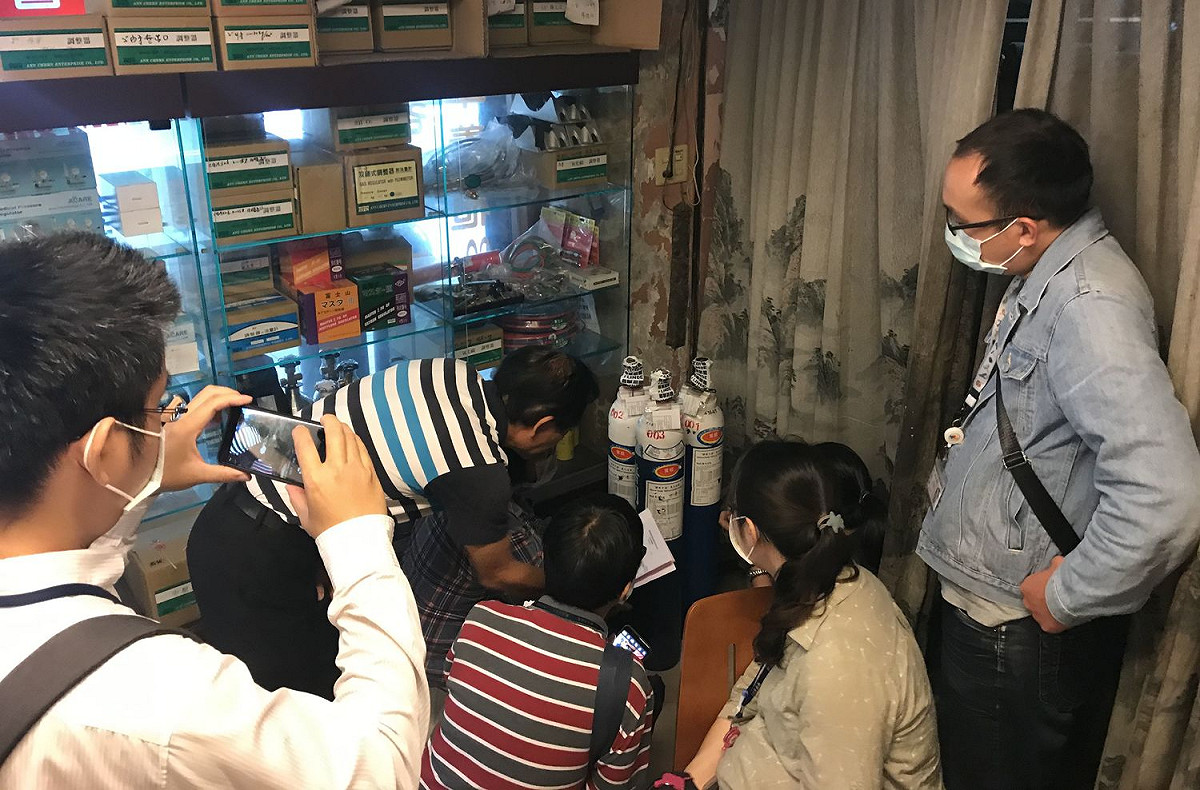 新北市政府與環保署、經濟部、衛福部等部門展開笑氣聯合輔導查核。  圖：新北市環保局提供