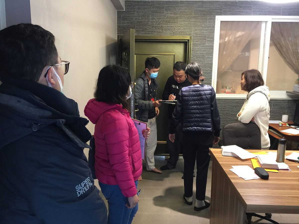 新北市環保局及警察局聯合稽查笑氣販賣公司鋼瓶進出貨情形。  圖：新北市環保局提供